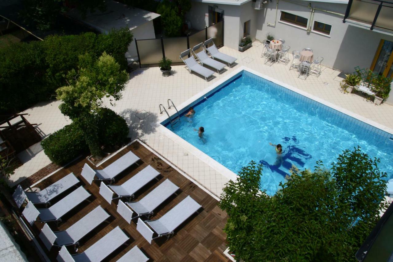Hotel Marzia Con Piscina Riccione Exterior foto