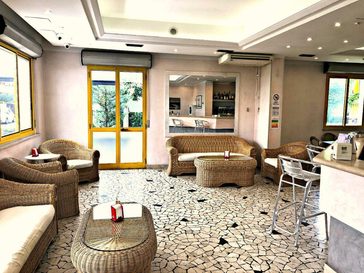 Hotel Marzia Con Piscina Riccione Exterior foto